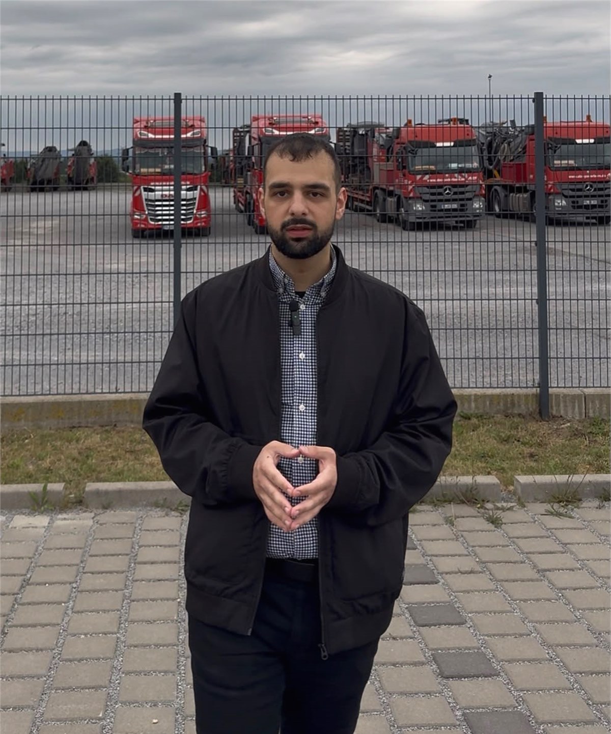 Jonathan Dag von DAG Gutachten vor Nutzfahrzeugen