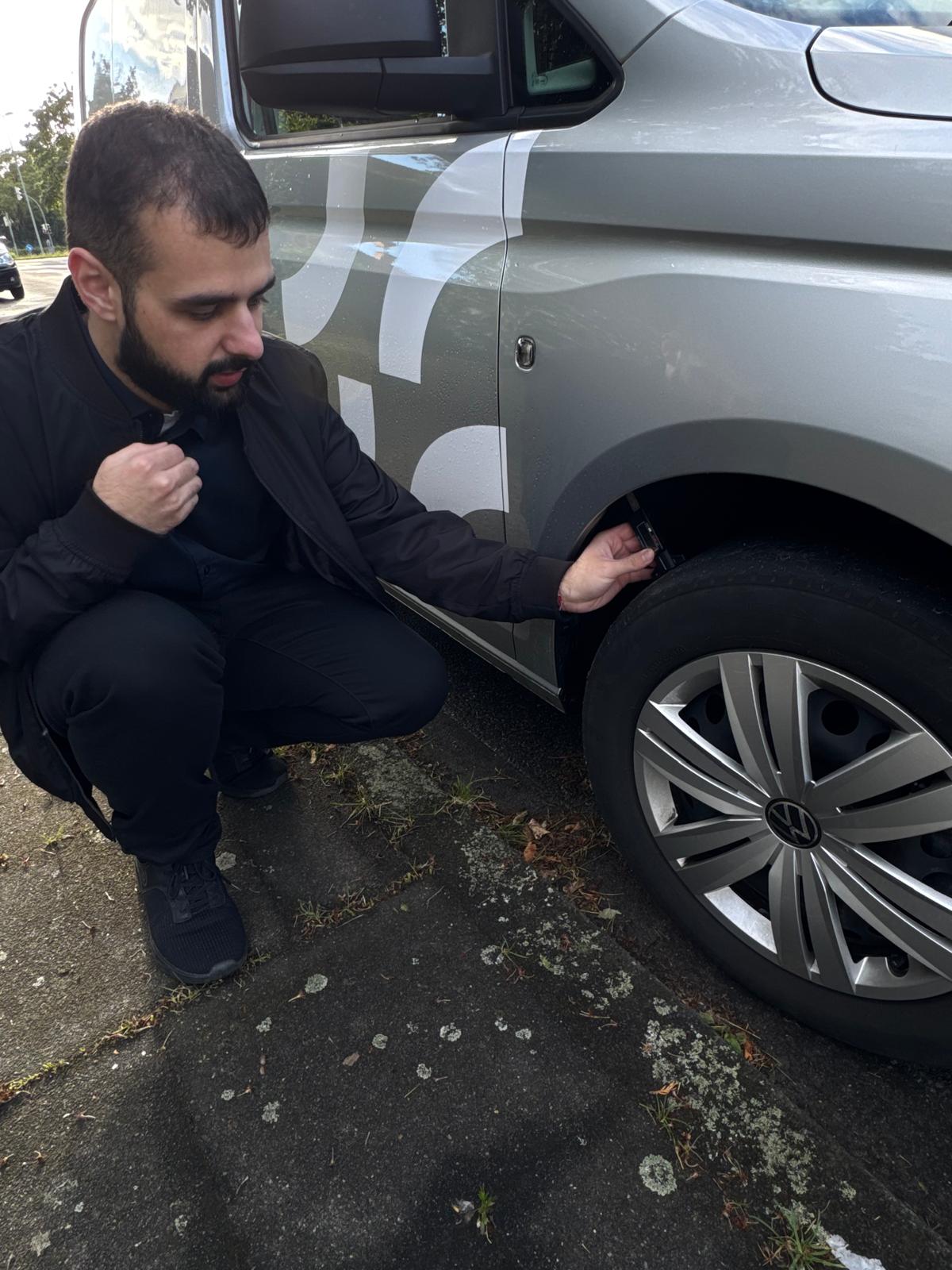Zustandsprüfung und Schadenaufnahme an einem Fahrzeug